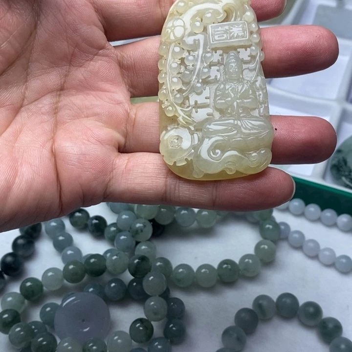 翡翠未镶嵌颈饰挂件