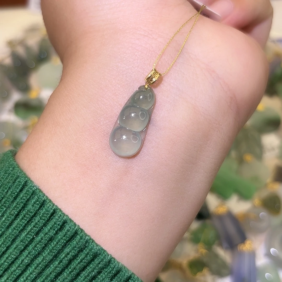 k***k翡翠18K金镶嵌颈饰豆子