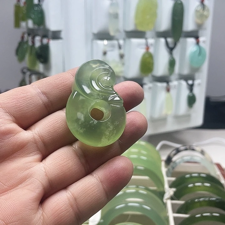 蛇纹石玉颈饰未镶嵌