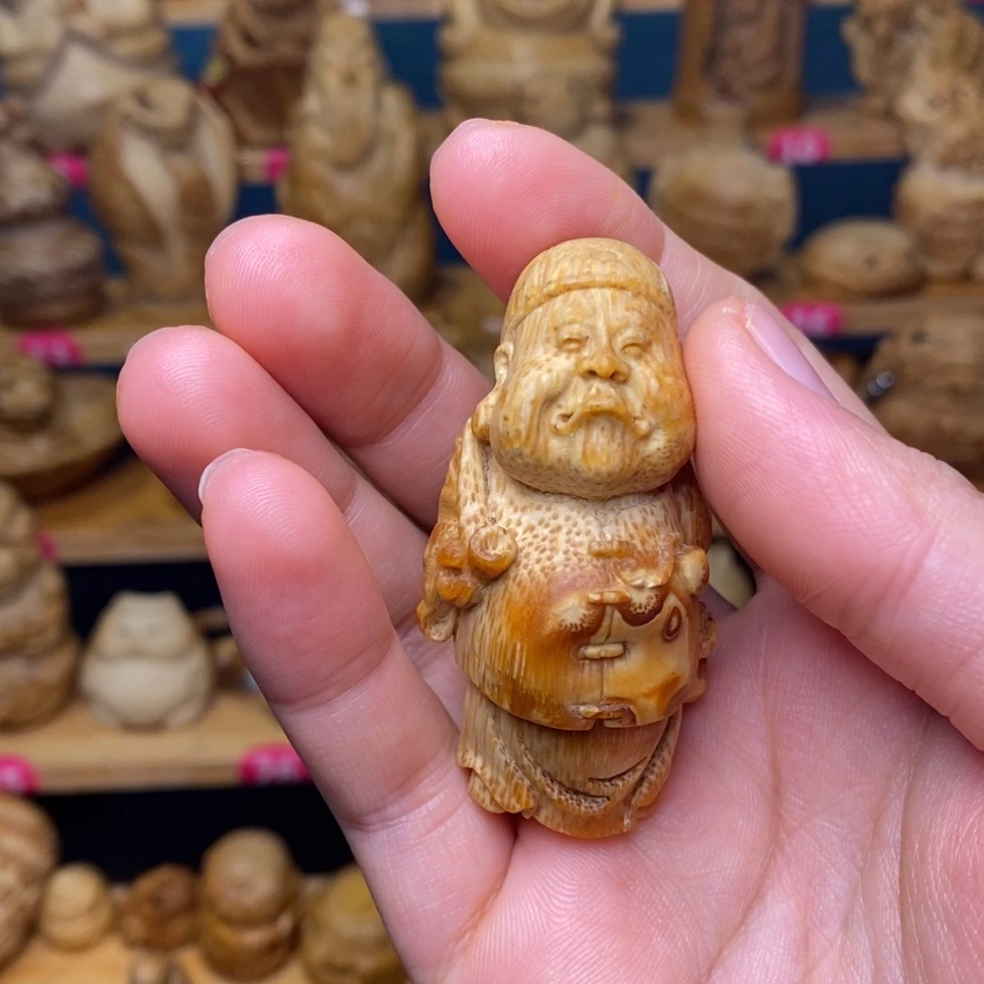 竹地主竹雕手把件
