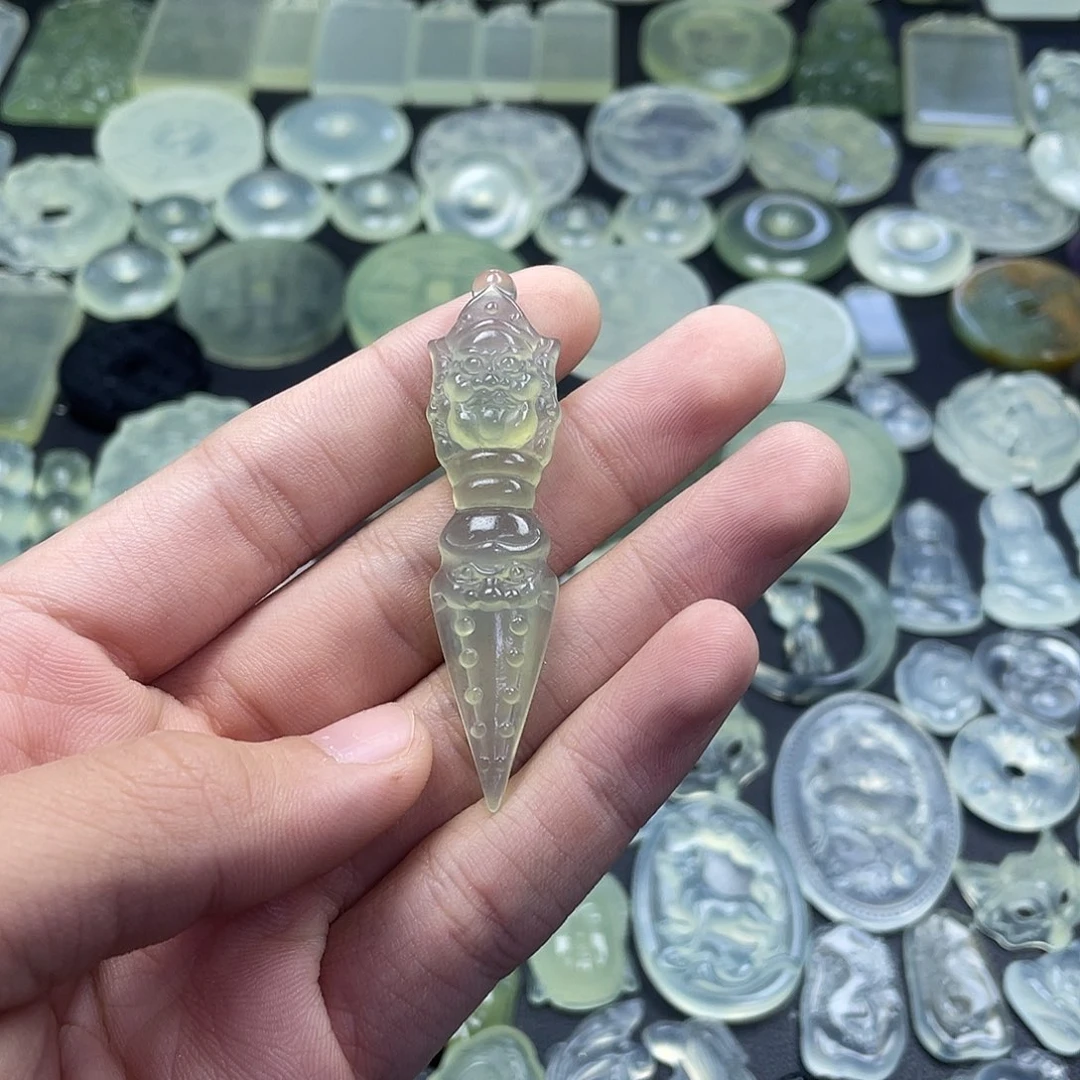 岫玉未镶嵌颈饰降魔杵