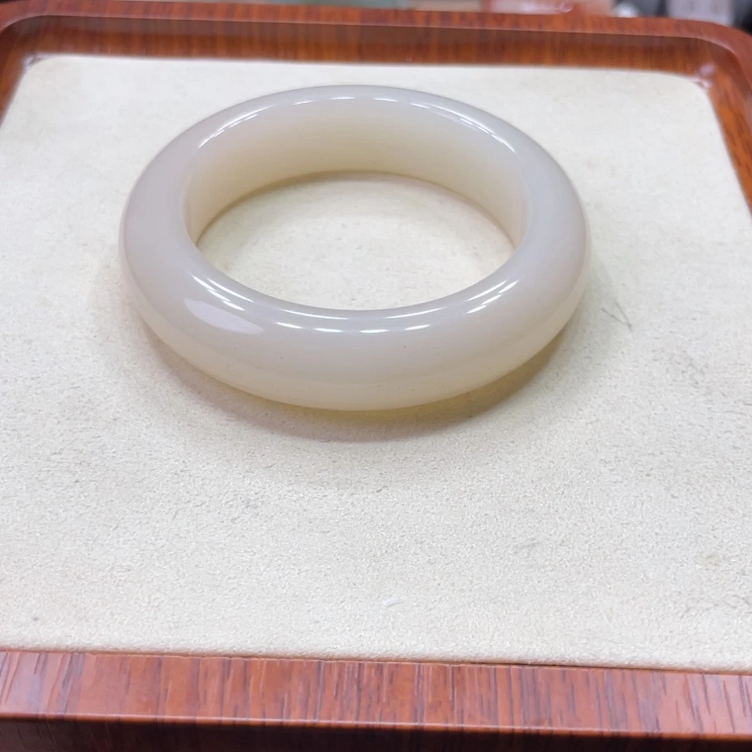 未镶嵌手镯石英岩玉