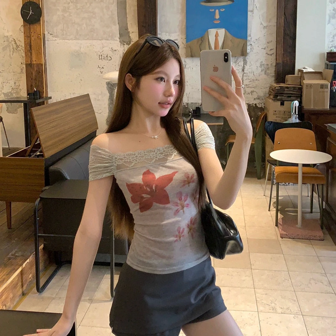 WGWE-法式海边氛围感一字肩短袖设计感蕾丝拼接酷辣chic小衫