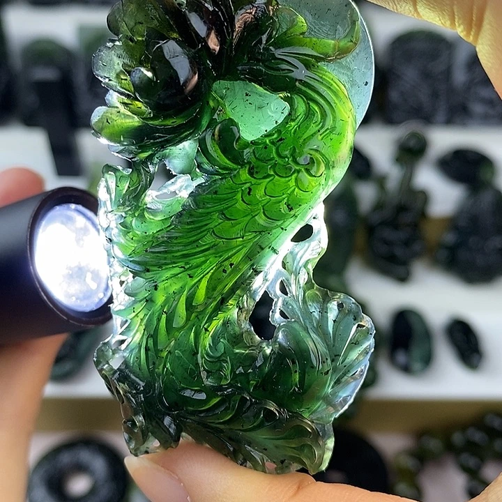 蛇纹石玉未镶嵌凤栖牡丹