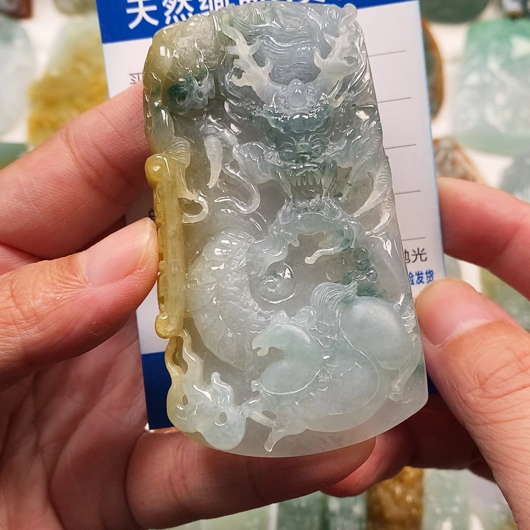 翡翠未镶嵌颈饰龙马精神