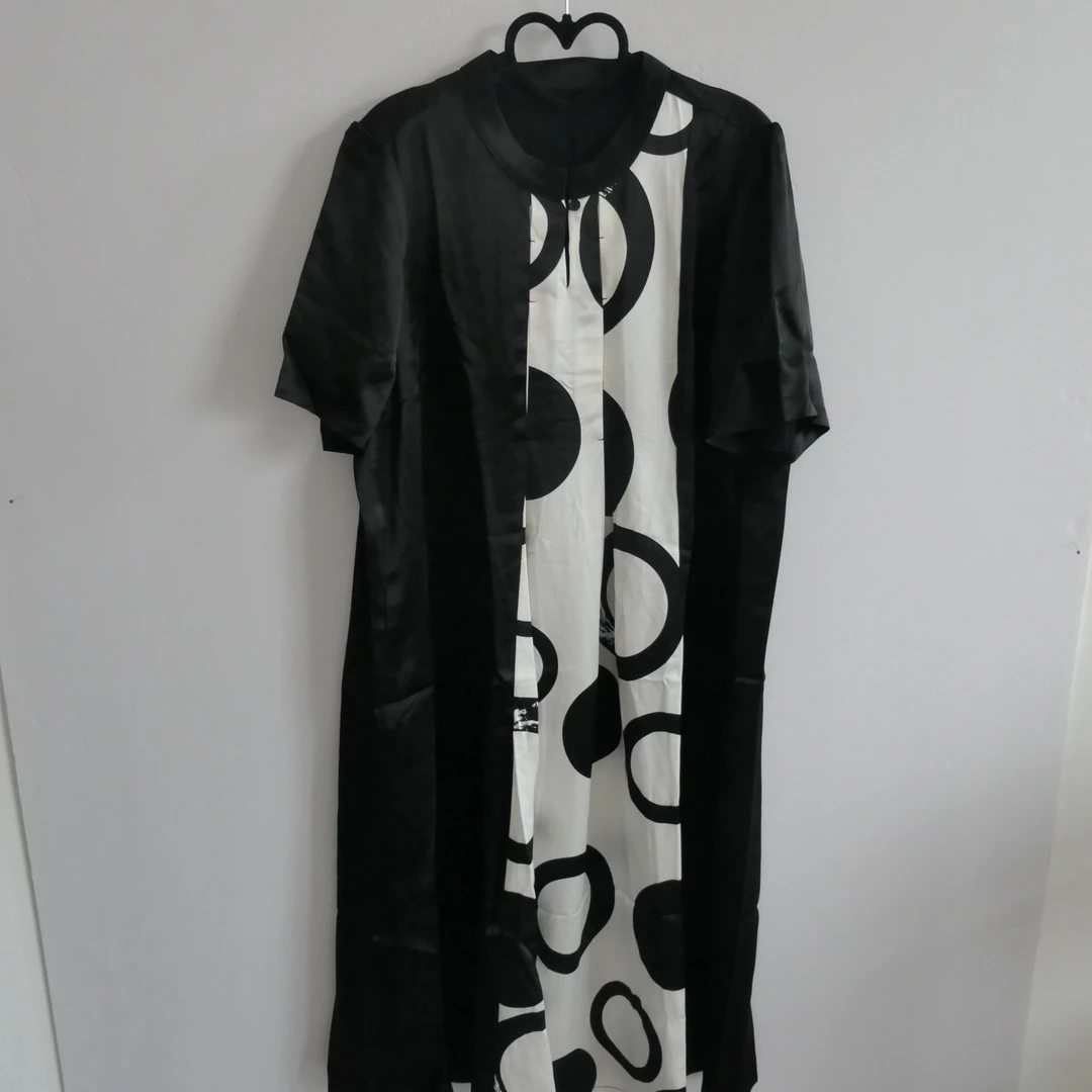 AB-5262立领黑拼白波点连衣裙