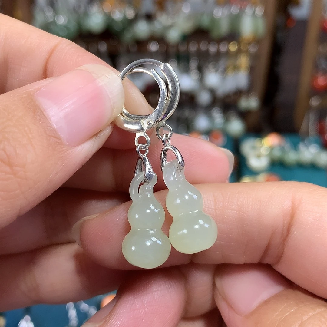 银S925镶嵌和田玉耳饰葫芦卡18左右