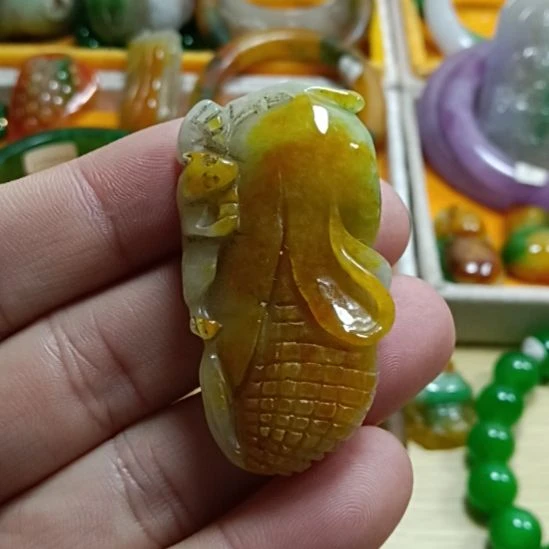 翡翠颈饰未镶嵌翡翠