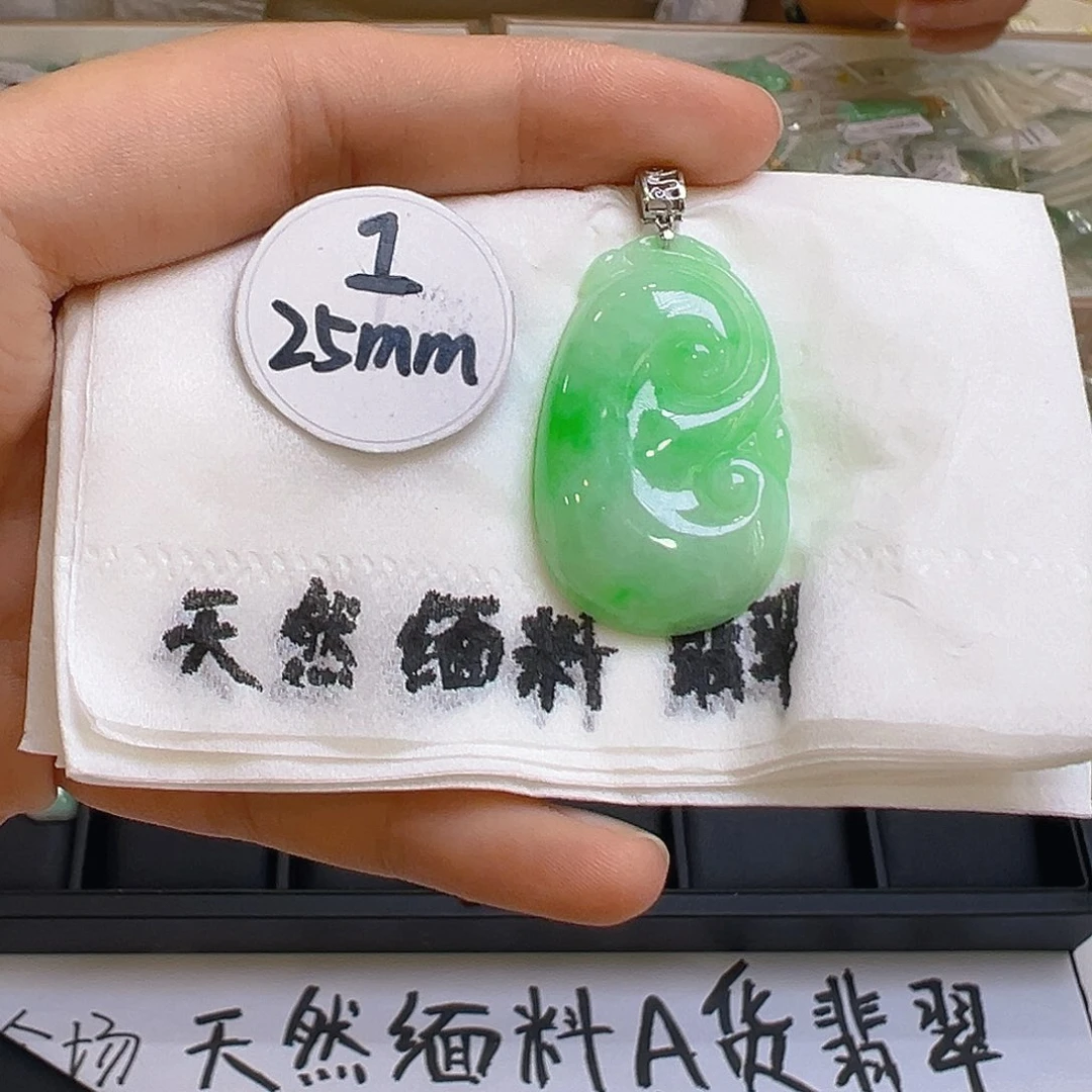 翡翠颈饰18K金镶嵌翡翠
