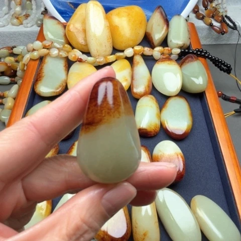 和田玉颈饰未镶嵌阿****)