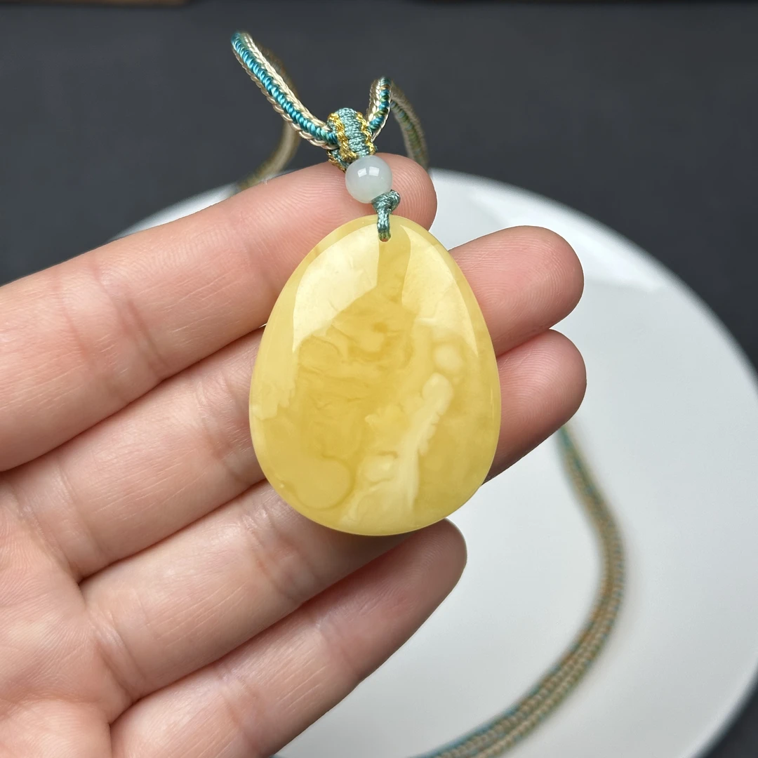 R7570天然蜜蜡 水滴吊坠29*37*6mm假一赔四