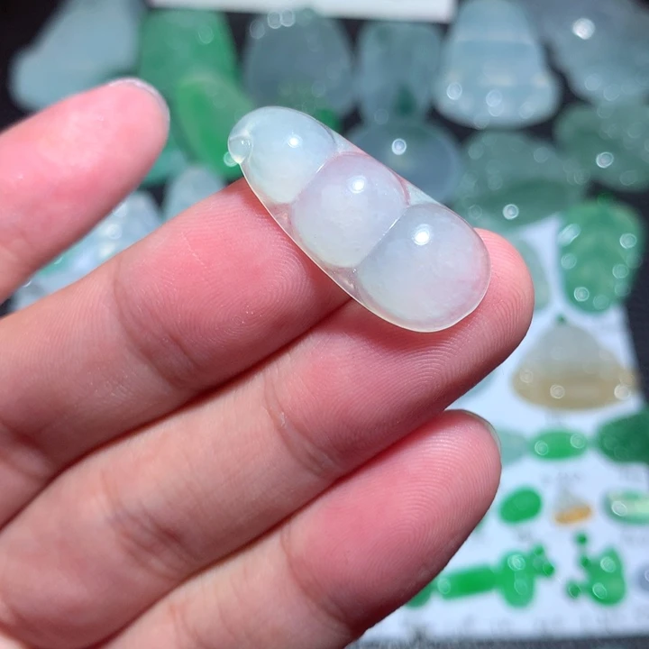 翡翠未镶嵌颈饰豆