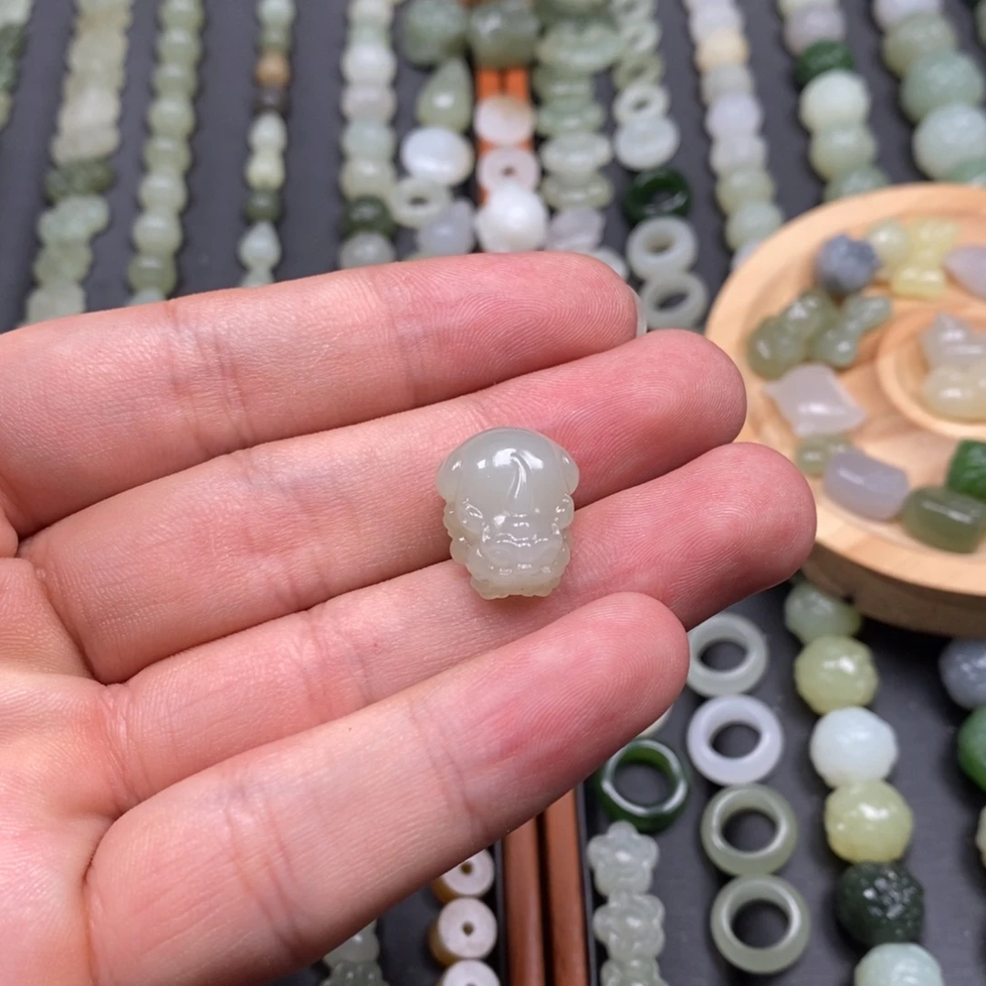 e***和田玉未镶嵌颈饰