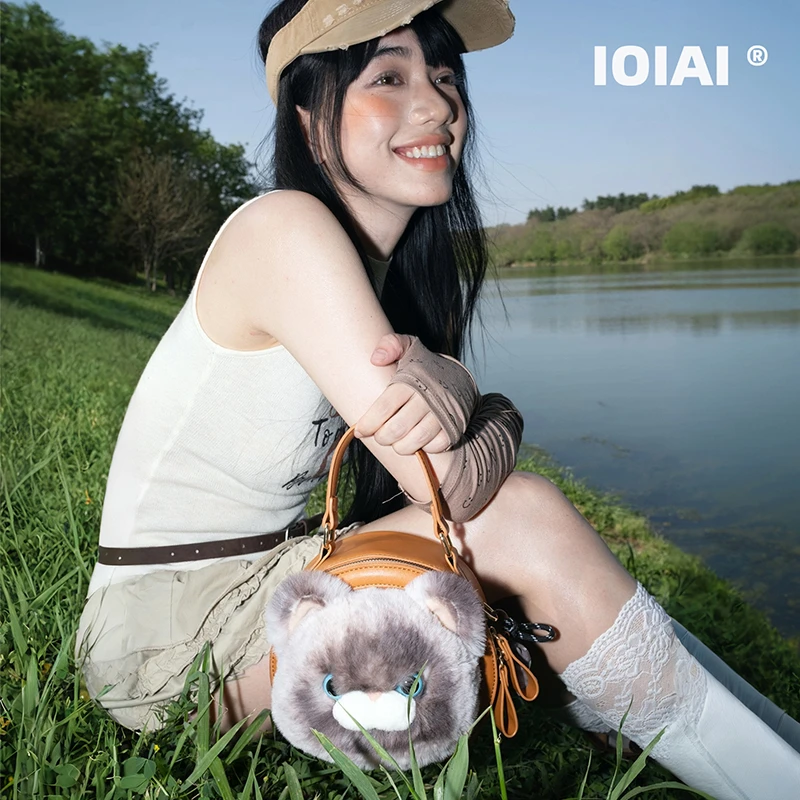 IOIAI高颜值邂罗猫斜挎包女2025新款包包夏季潮流手提拎包可爱