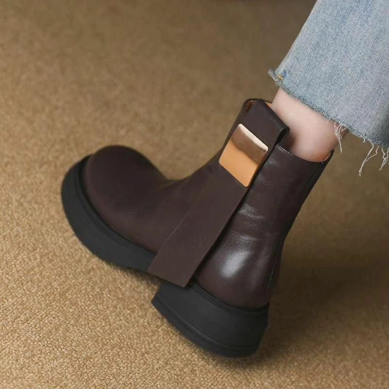 复古圆头厚底短靴女中跟秋冬款真皮机车靴子金属扣粗跟马丁靴