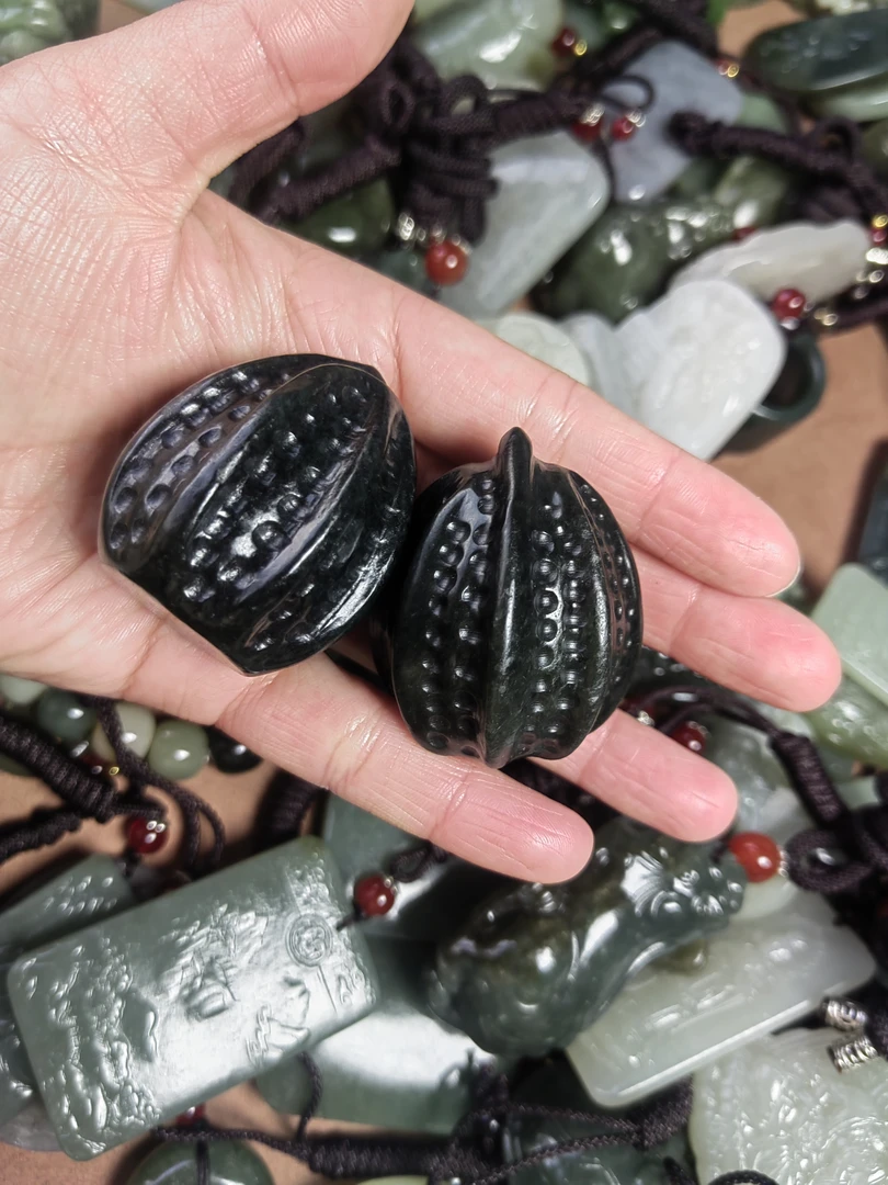 天然和田玉黑青玉核桃把玩