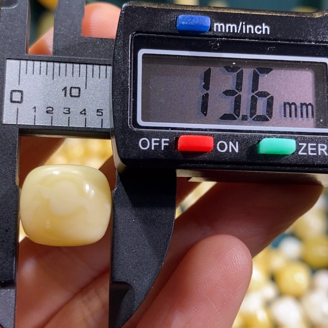 蜜蜡裸石未镶嵌微瑕