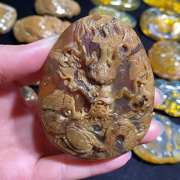 琥珀未镶嵌颈饰溶洞蜜龙牌