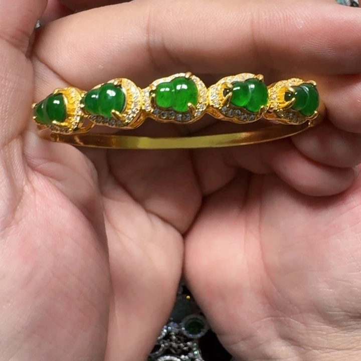 翡翠未镶嵌颈饰天然A货翡翠放漏