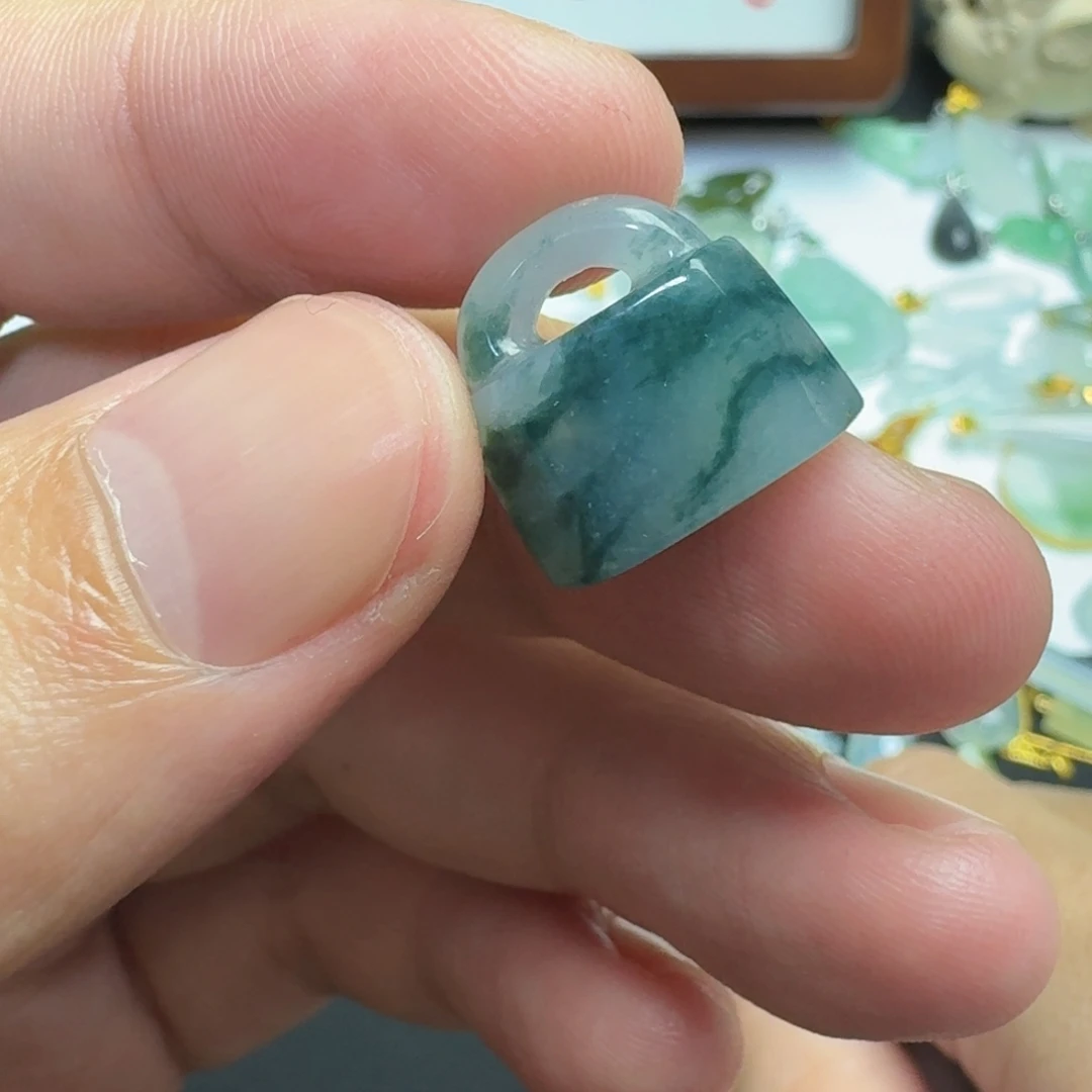 翡翠未镶嵌颈饰小锁