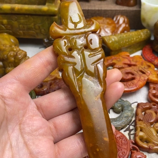 蛇纹石玉足铂镶嵌颈饰