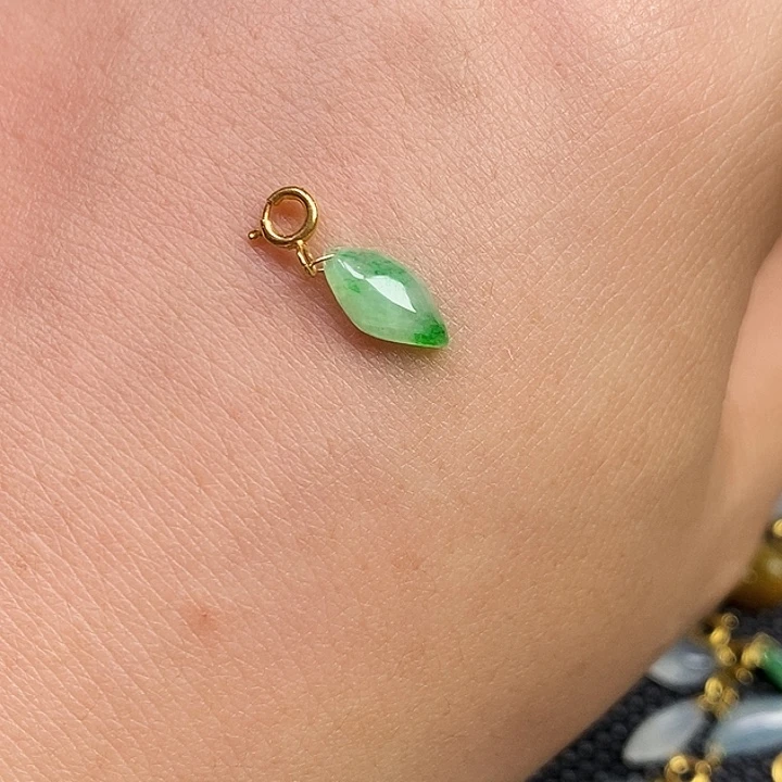 翡翠18K金镶嵌颈饰水滴