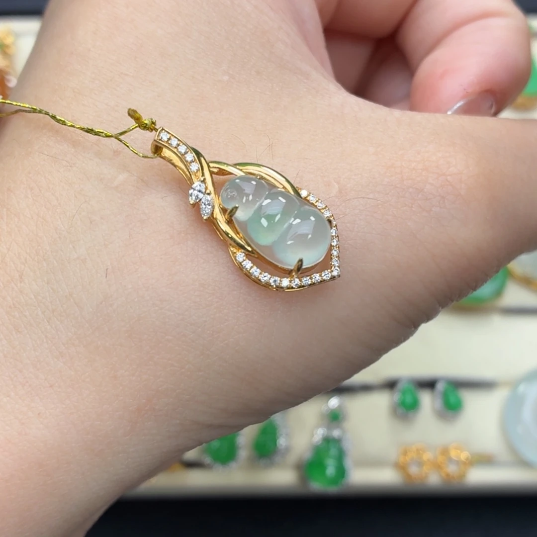 翡翠18K金镶嵌颈饰