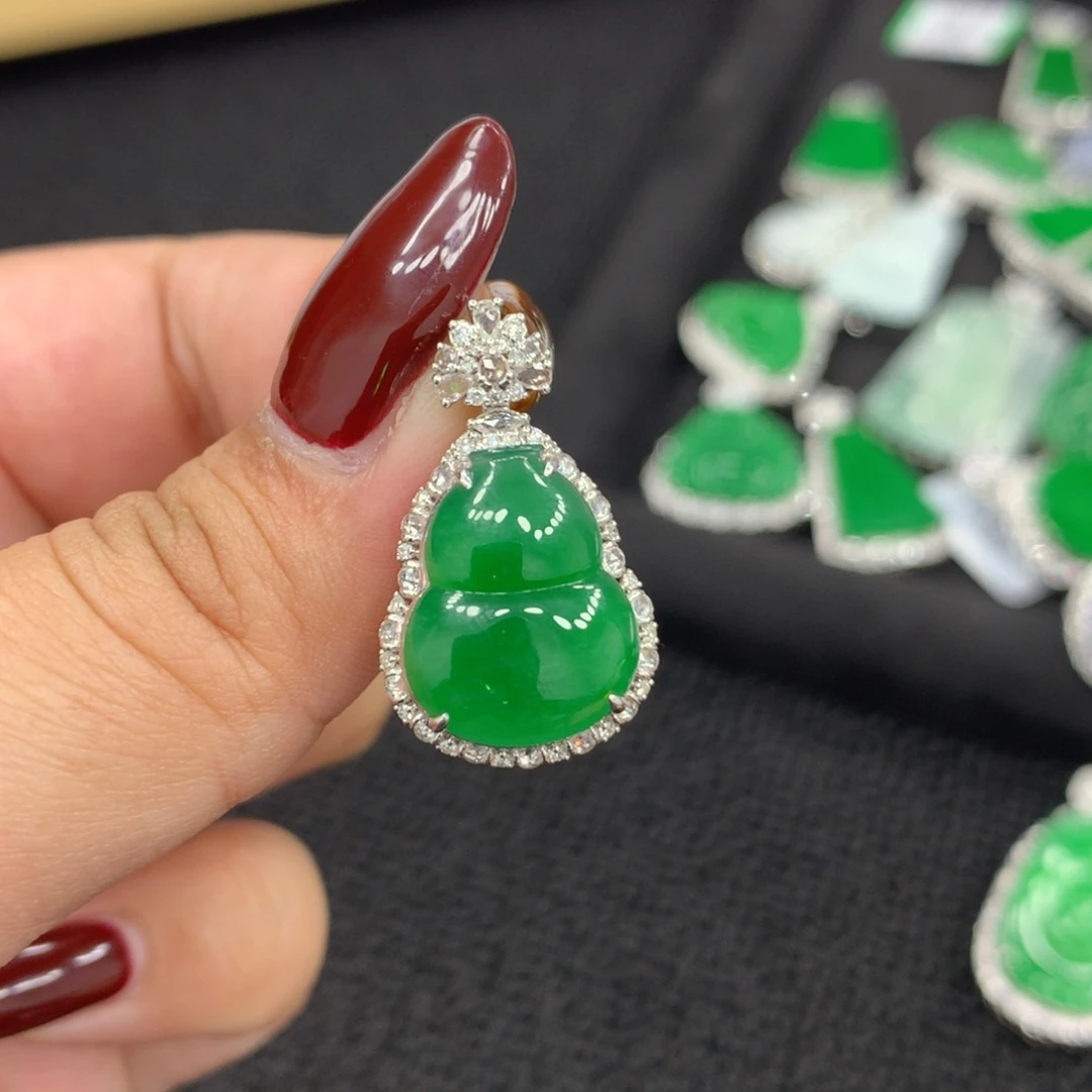 颈饰18K金镶嵌翡翠葫芦