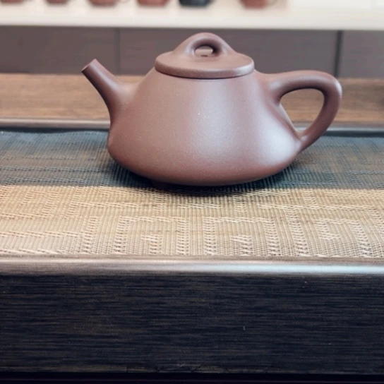 茶壶紫砂黄龙山原矿底槽清半手工（200 cc）