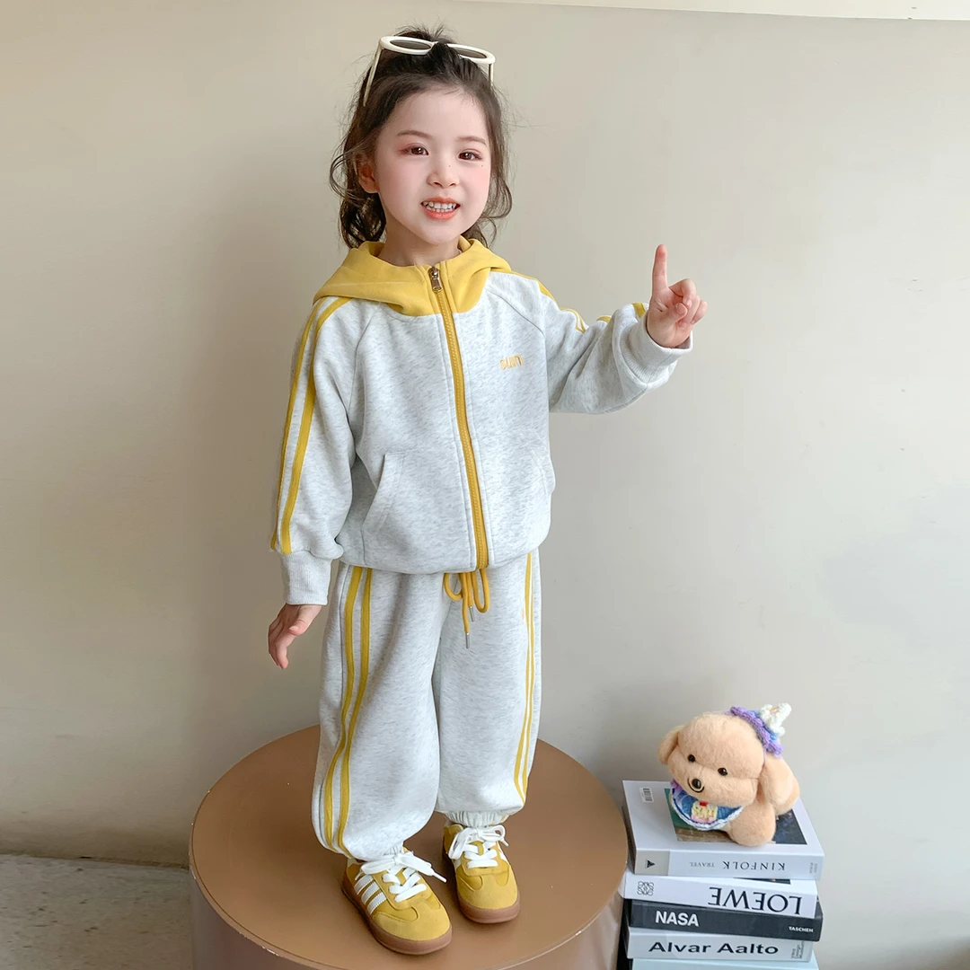 超洋气小女孩秋款套装2025新款女宝宝字母开衫运动秋季两件套女童