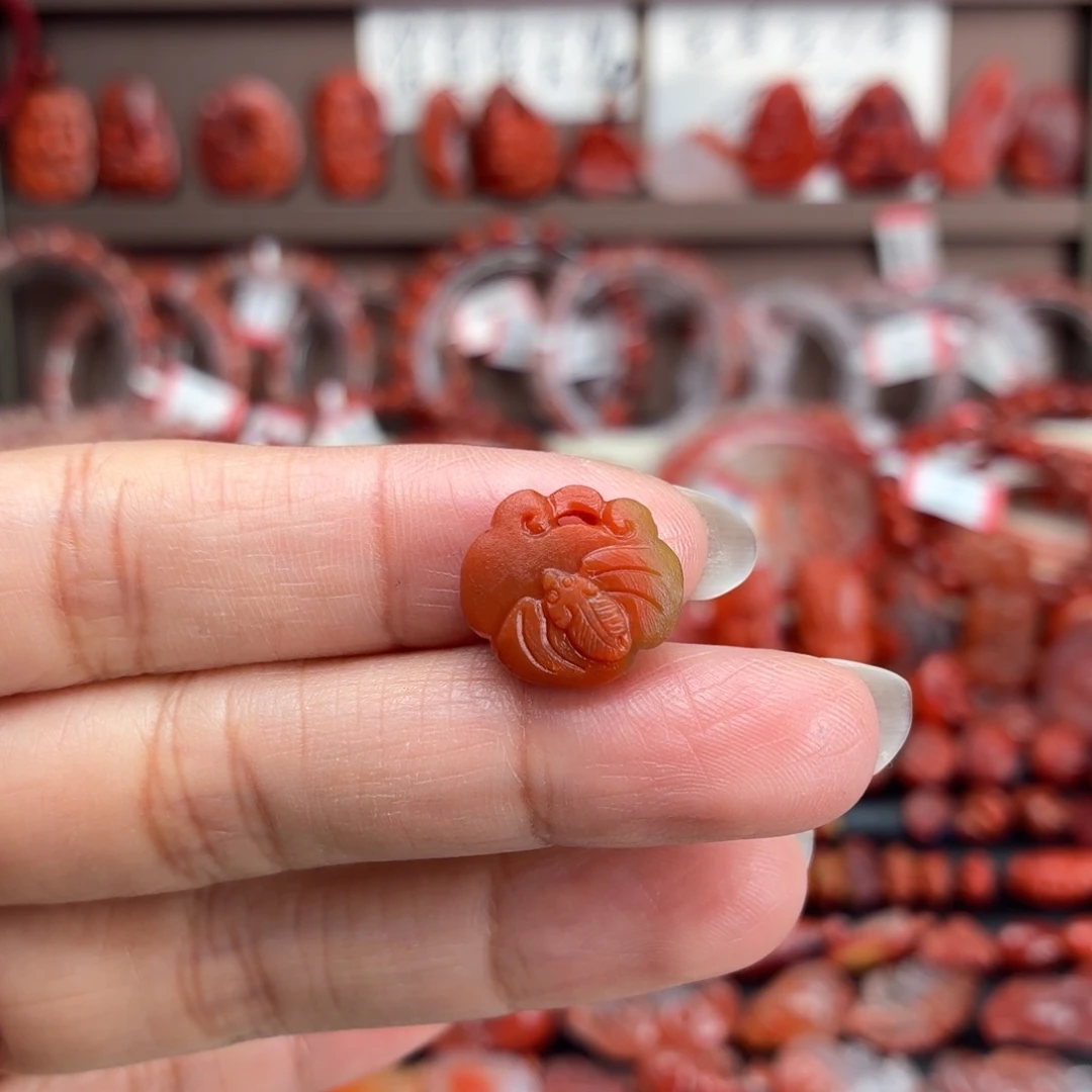 南红玛瑙未镶嵌颈饰如意锁