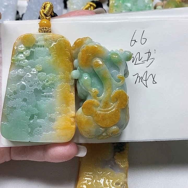 翡翠未镶嵌颈饰木**·