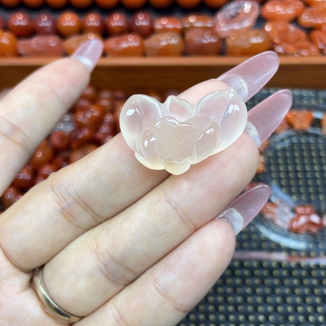 南红玛瑙未镶嵌颈饰荷花