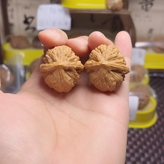 文玩核桃吊坠红豆