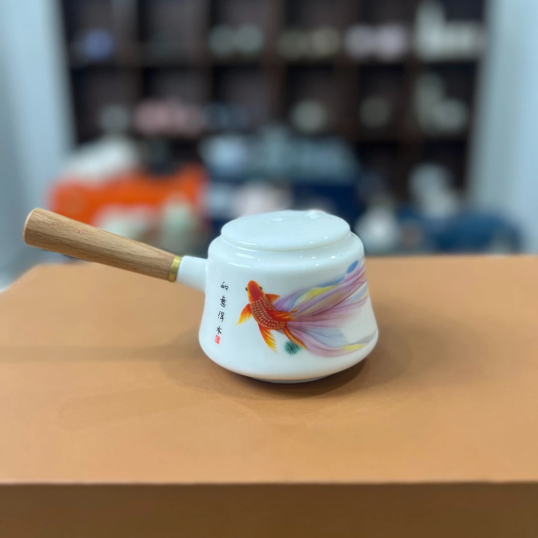 如鱼得水侧把壶