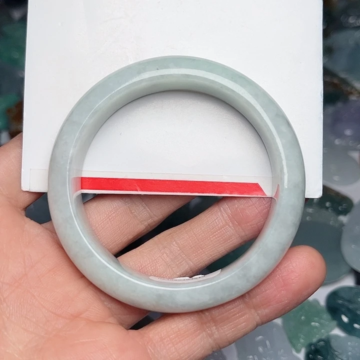 翡翠颈饰未镶嵌镯子