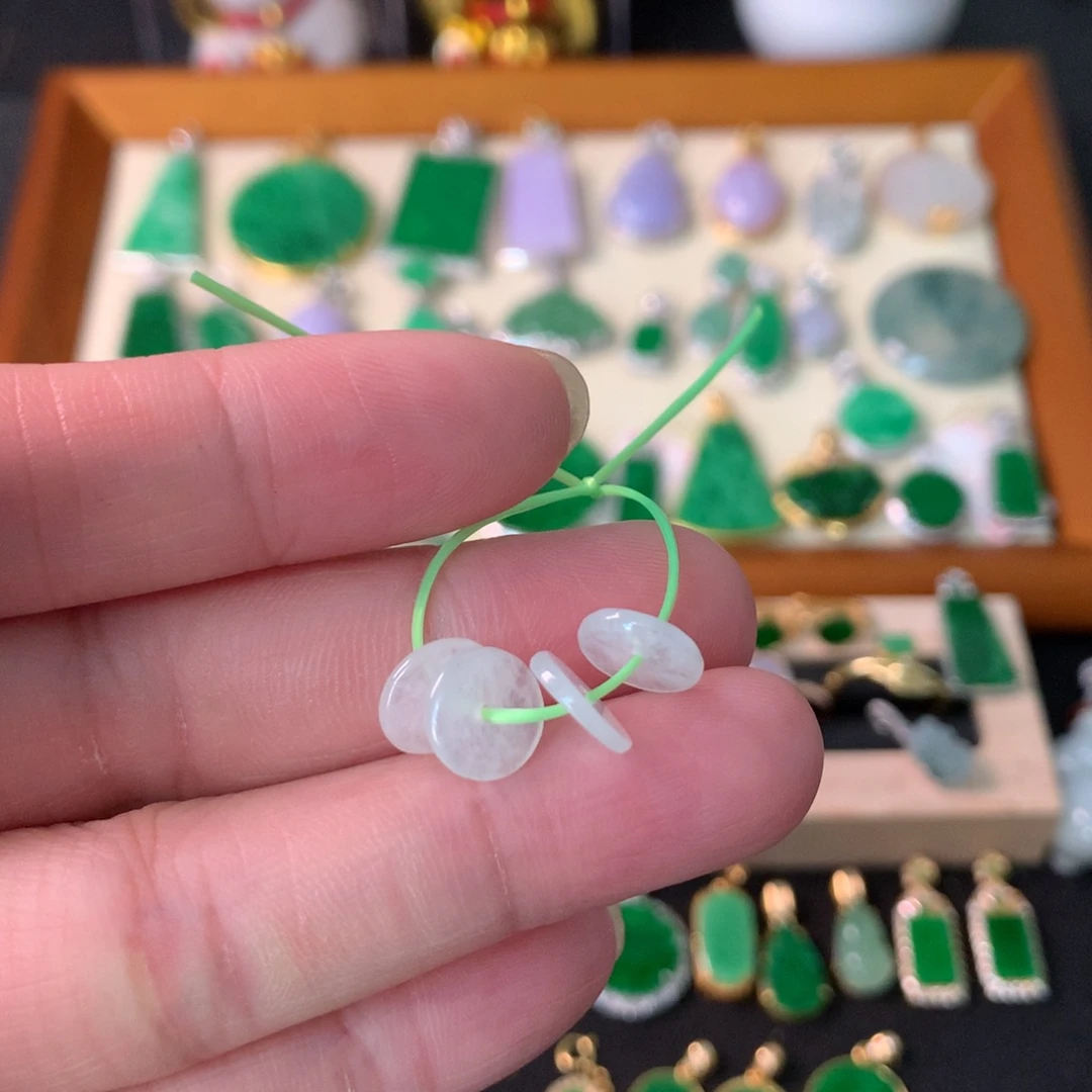 翡翠未镶嵌吊坠(不含链)有纹