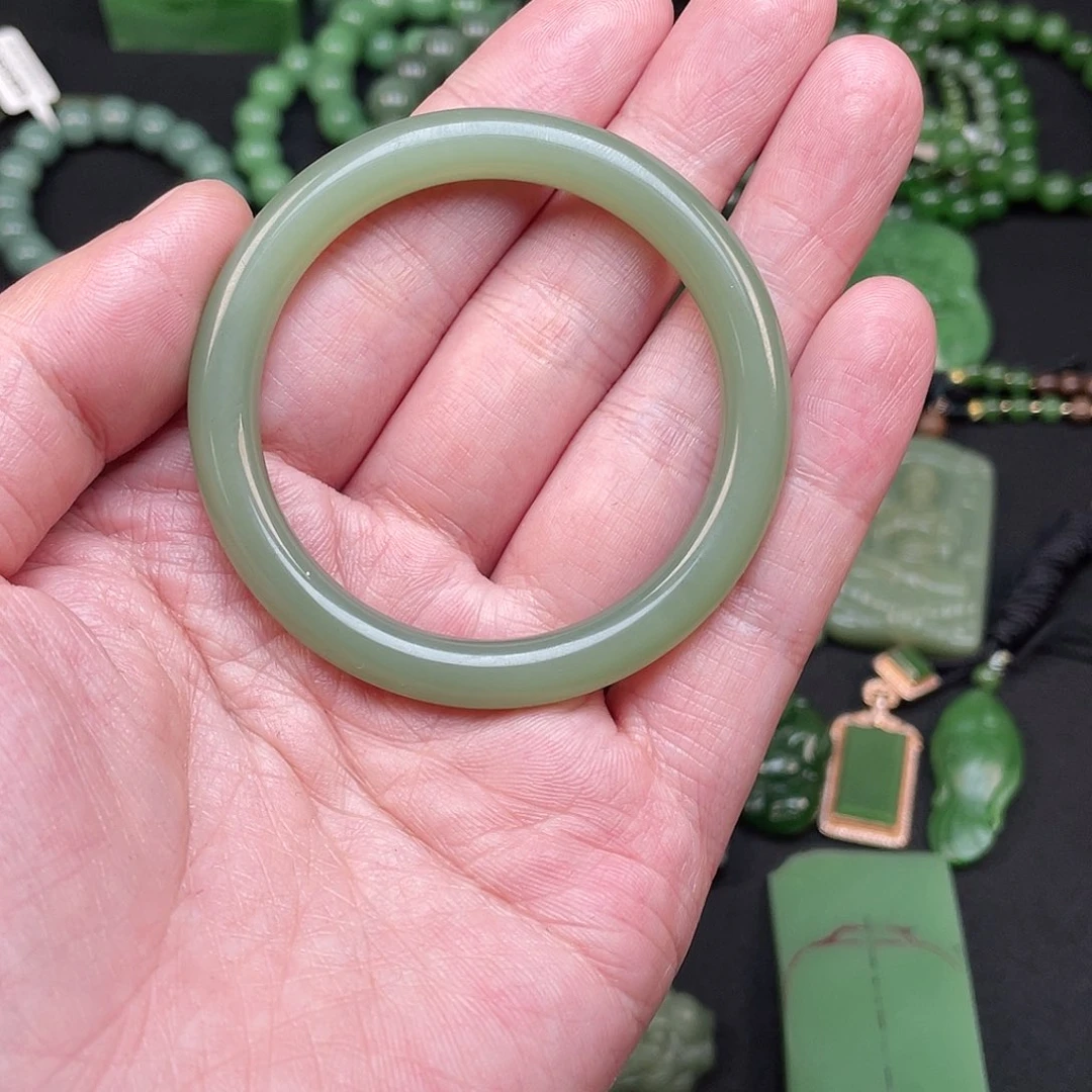 王***森和田玉未镶嵌颈饰