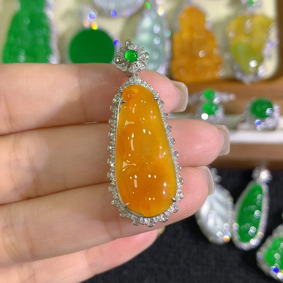 翡翠18K金镶嵌颈饰豆子