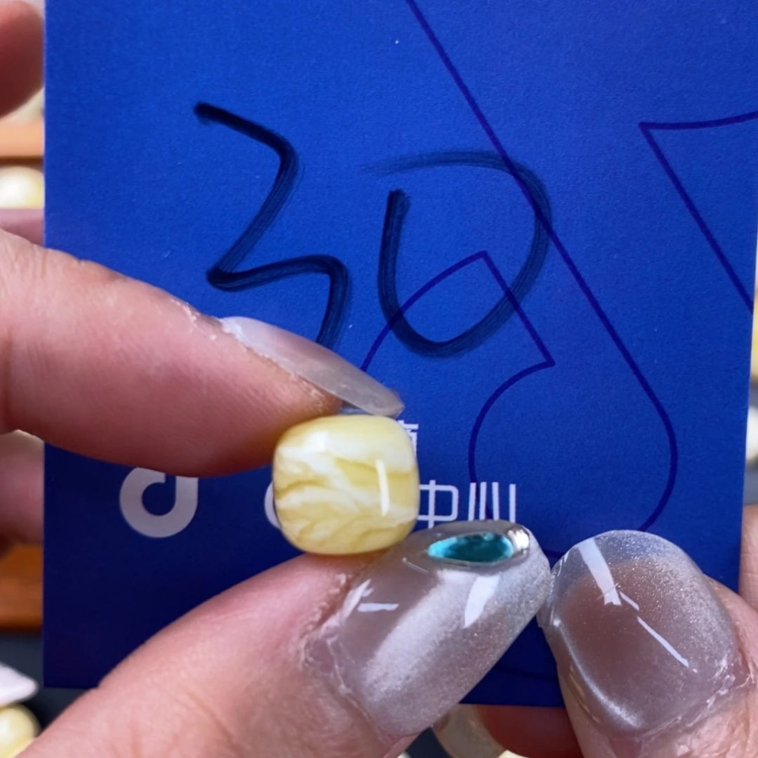 琥珀裸石未镶嵌爱*?蜜蜡10.4