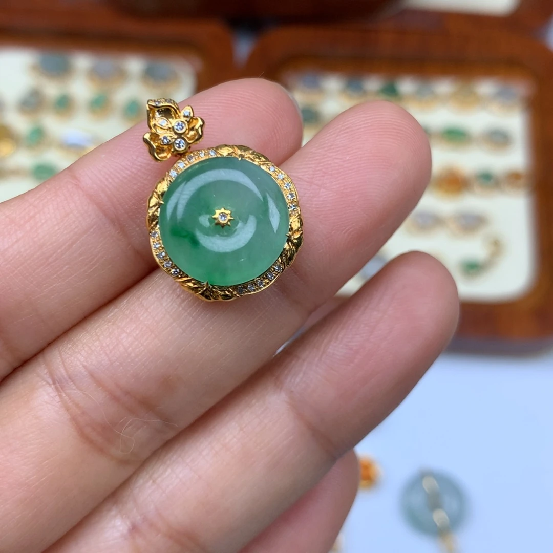 翡翠18K金镶嵌毛衣链平安扣