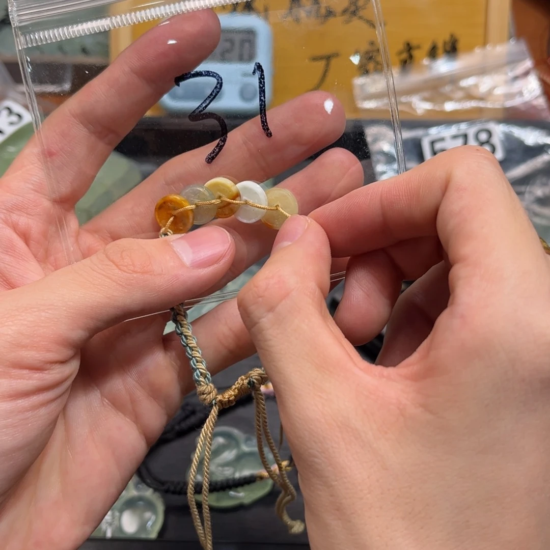 蛇纹石玉颈饰合金?**吟