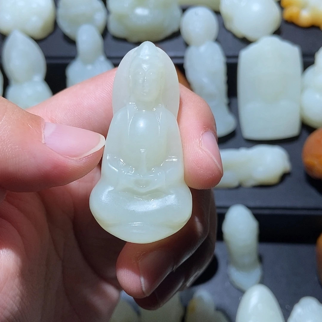 李***境和田玉未镶嵌颈饰