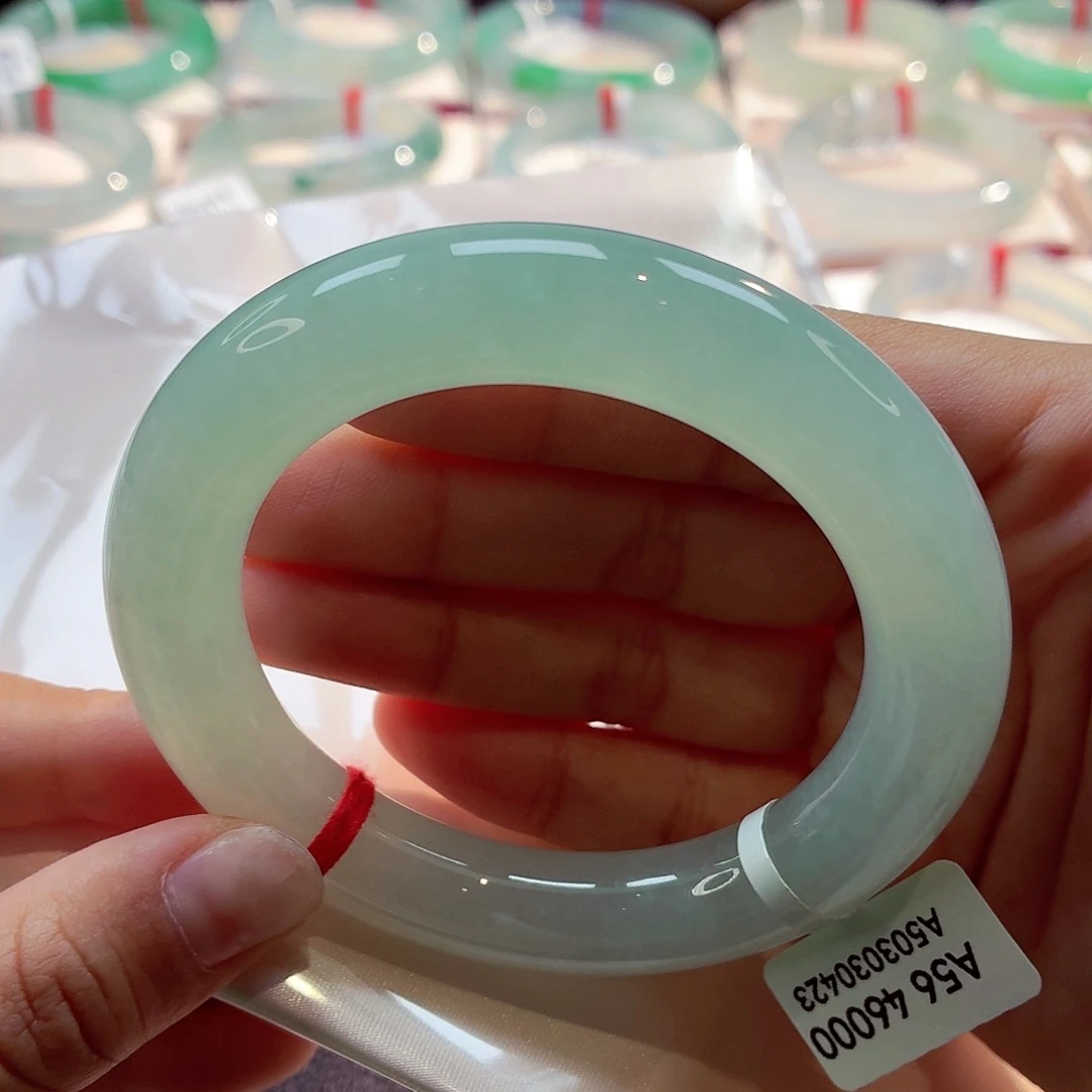 翡翠未镶嵌手镯（圆镯）冰绿葡萄肉68-066