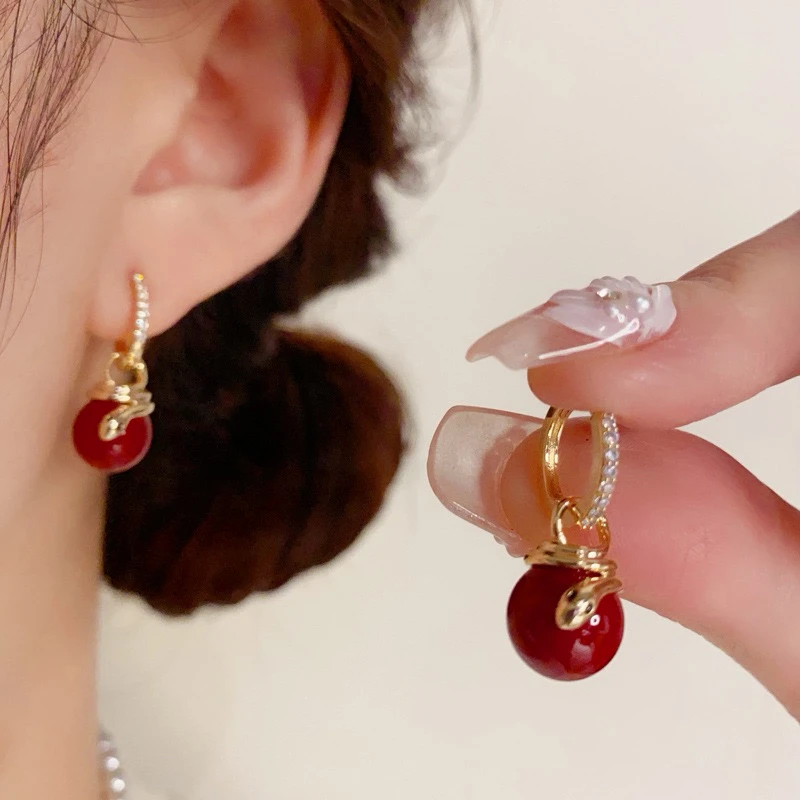 铜合金仿珍珠耳饰 百搭两戴微镶锆石缠绕灵蛇红色珠珠耳扣1219