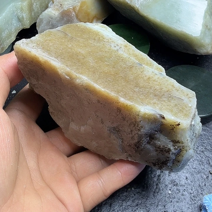 和田玉（糖玉）未镶嵌珠宝奇石