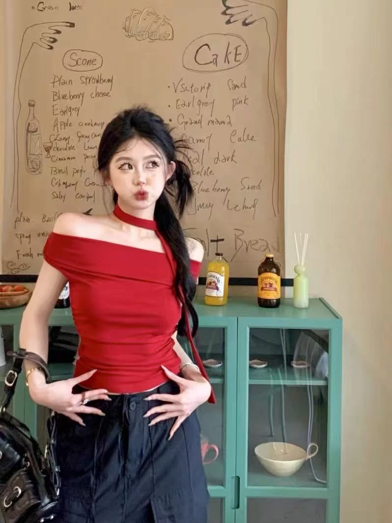 纯欲风一字肩露肩T恤女春季设计感绑带修身短款辣妹红色上衣小众
