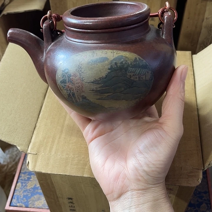 茶壶紫砂原矿泥料手工制作的一把紫砂壶。