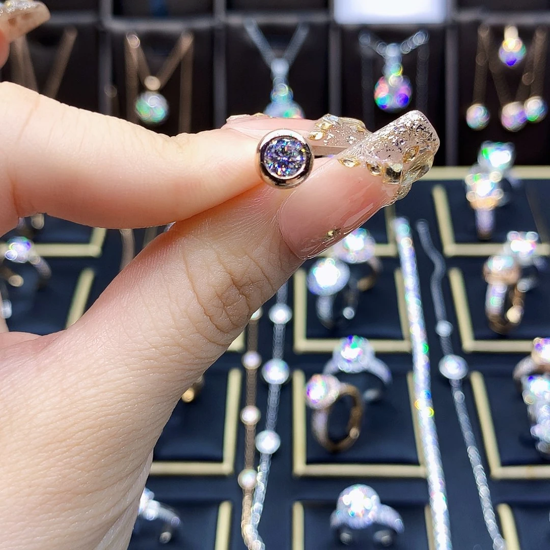 耳饰18K金镶嵌合成碳硅石隔***妹