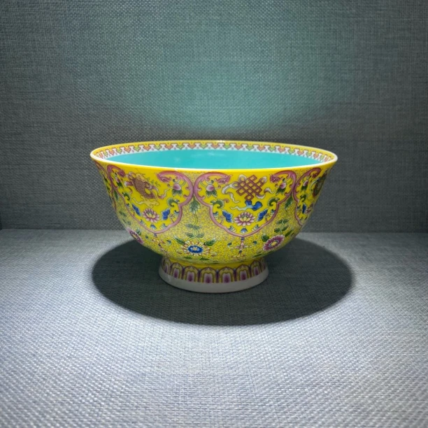 黄地粉彩内松石釉花卉纹碗